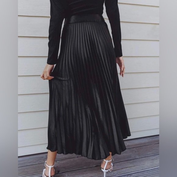 Black Pleated Flowy MIDI Skirt - Picture 3 of 5